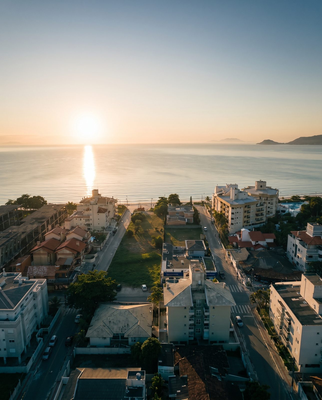 O mar de Canasvieiras ao amanhecer, com névoa