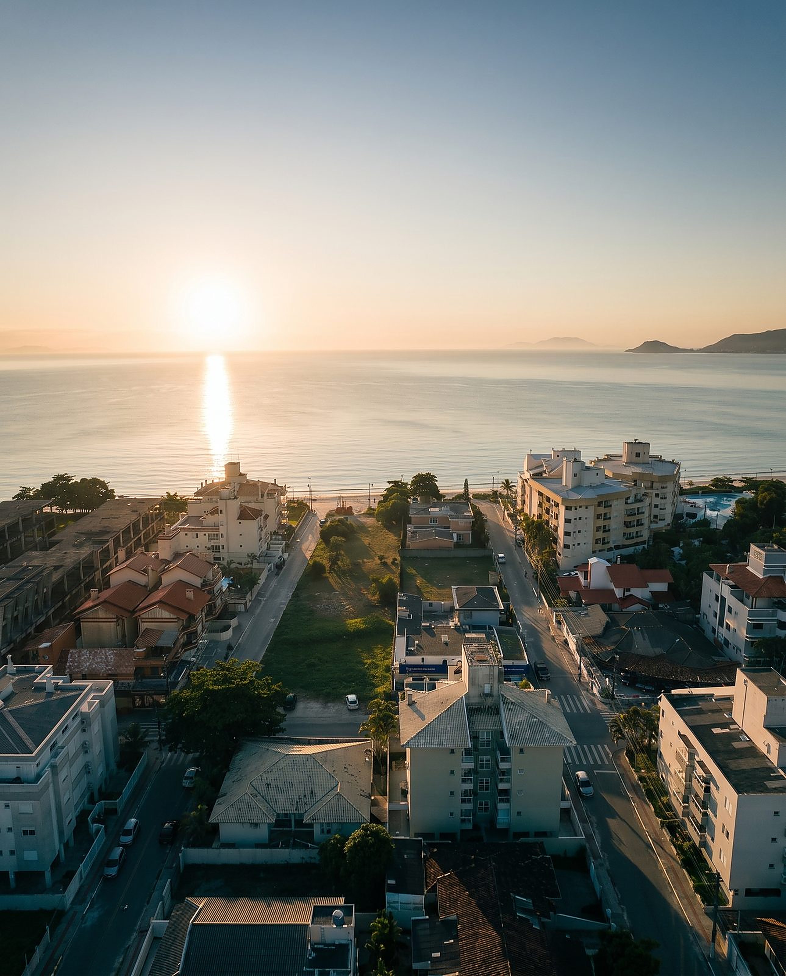 Amanhecer sobre o mar de Canasvieiras, norte da Ilha de Santa Catarina